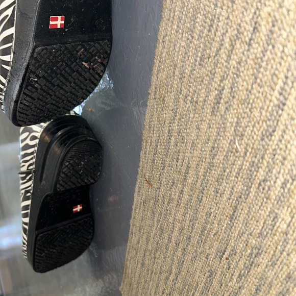 Authentic Dansko SANITA zebra striped clogs size women’s 36 like new - Picture 4 of 4